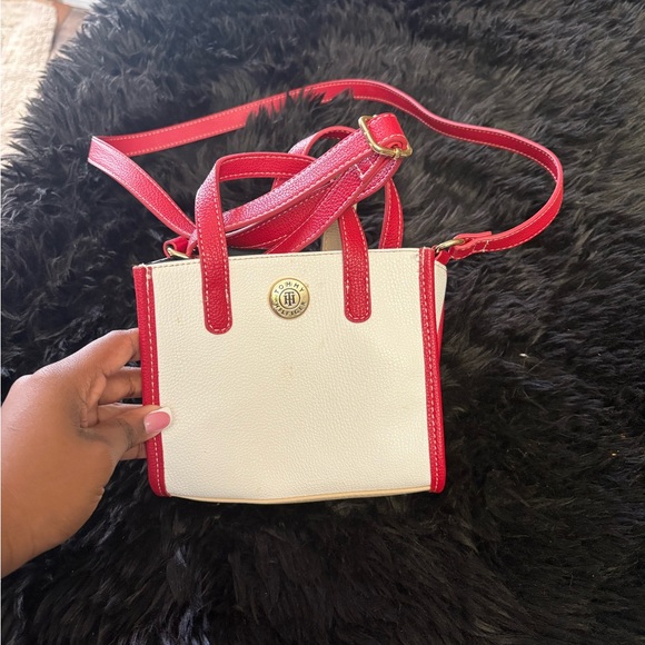 Stylish Red and White Handbag - Picture 1 of 4